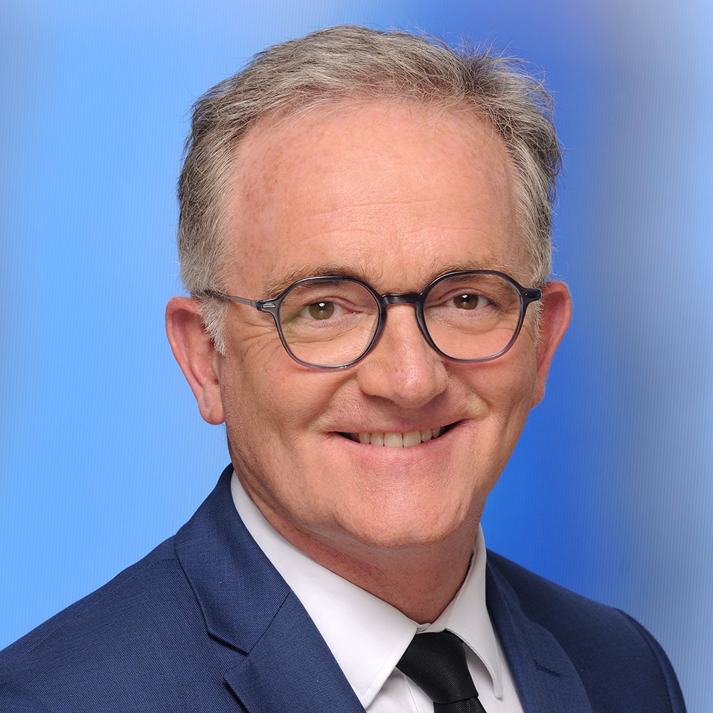 Photo_Executive_Studio_5760 LINKEDIN.jpg