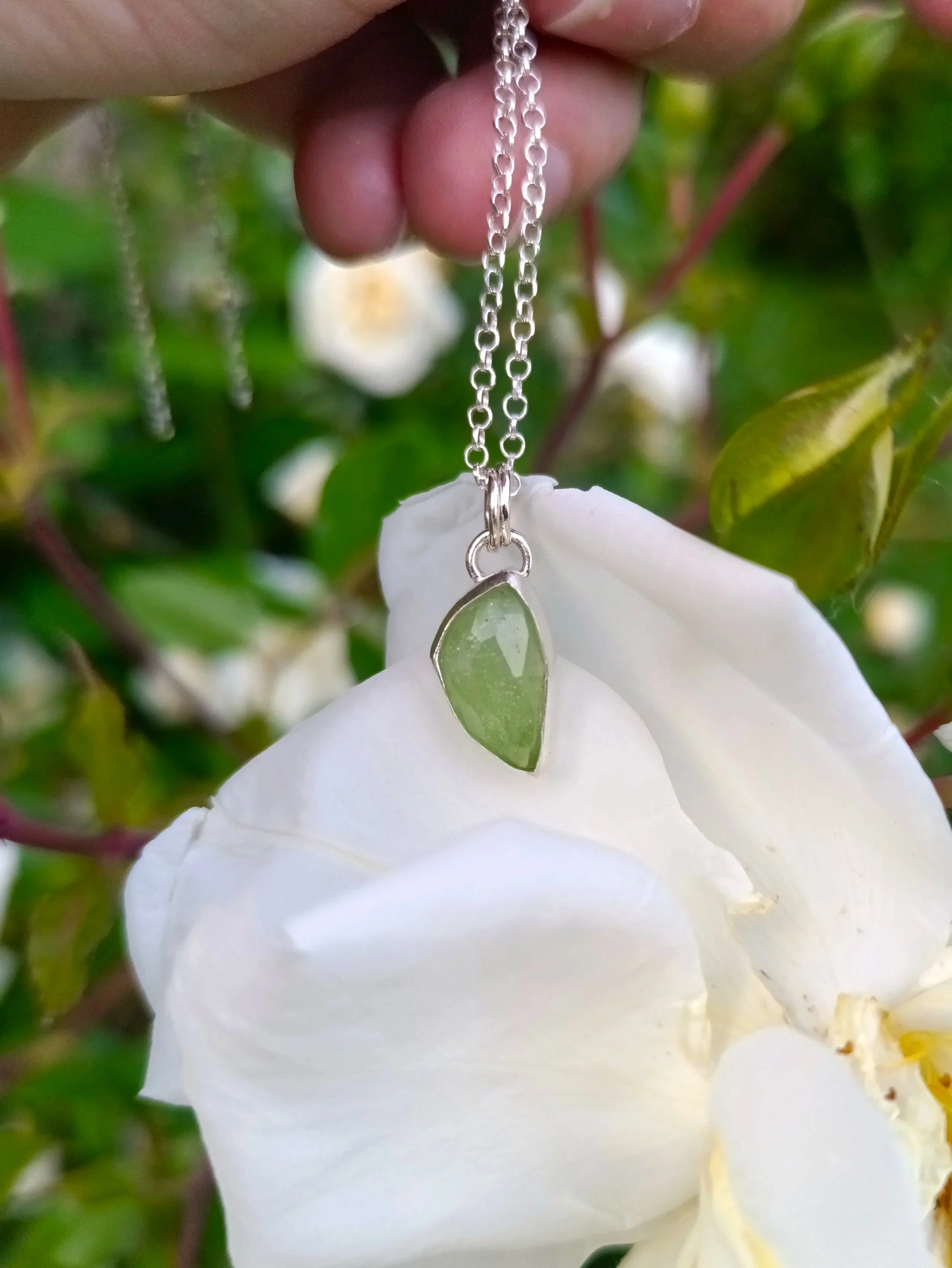Collier Charme Elfique Péridot, motif feuille au dos