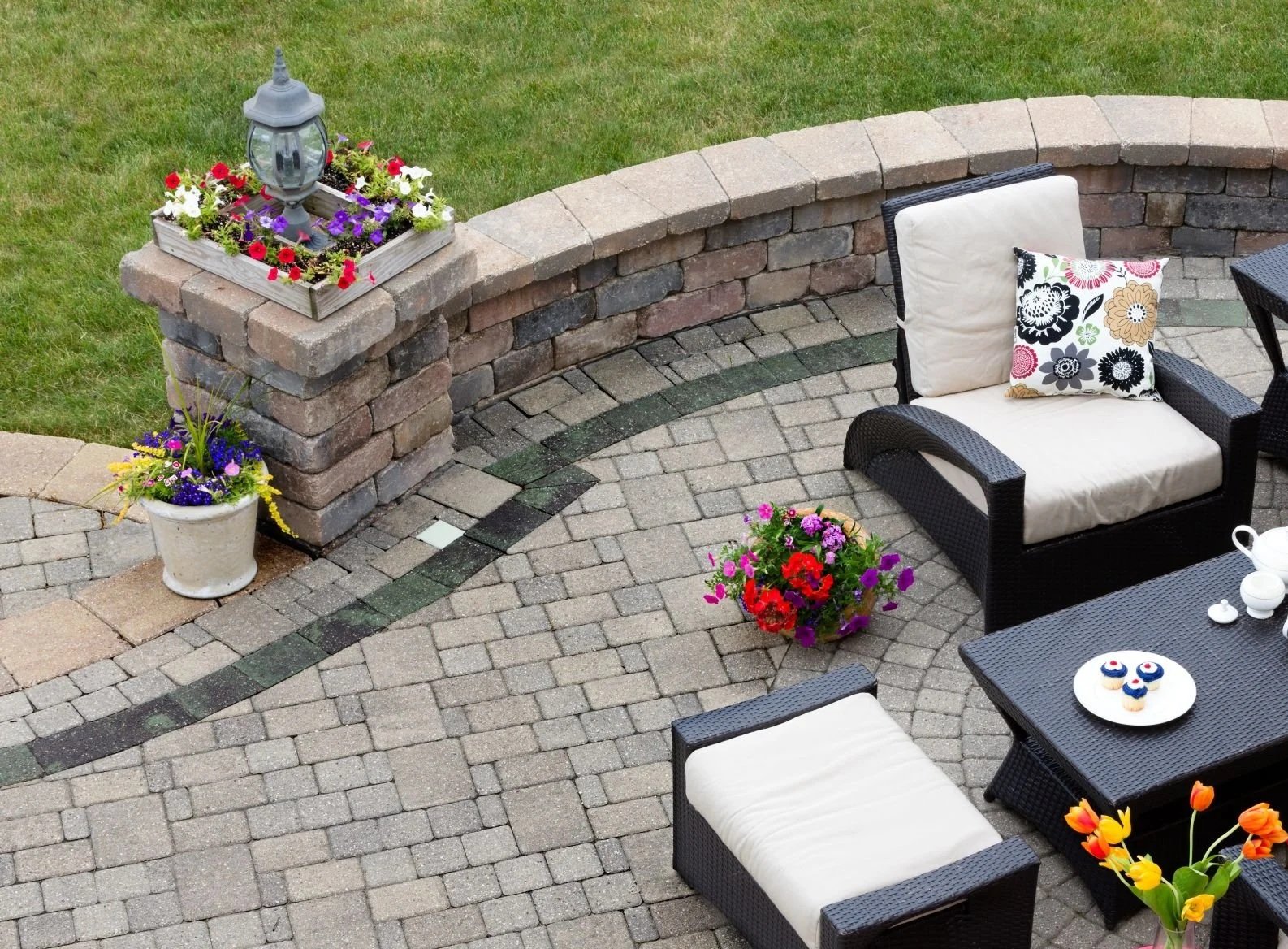 A seating wall bordering an outdoor kitchen and entertaining area.