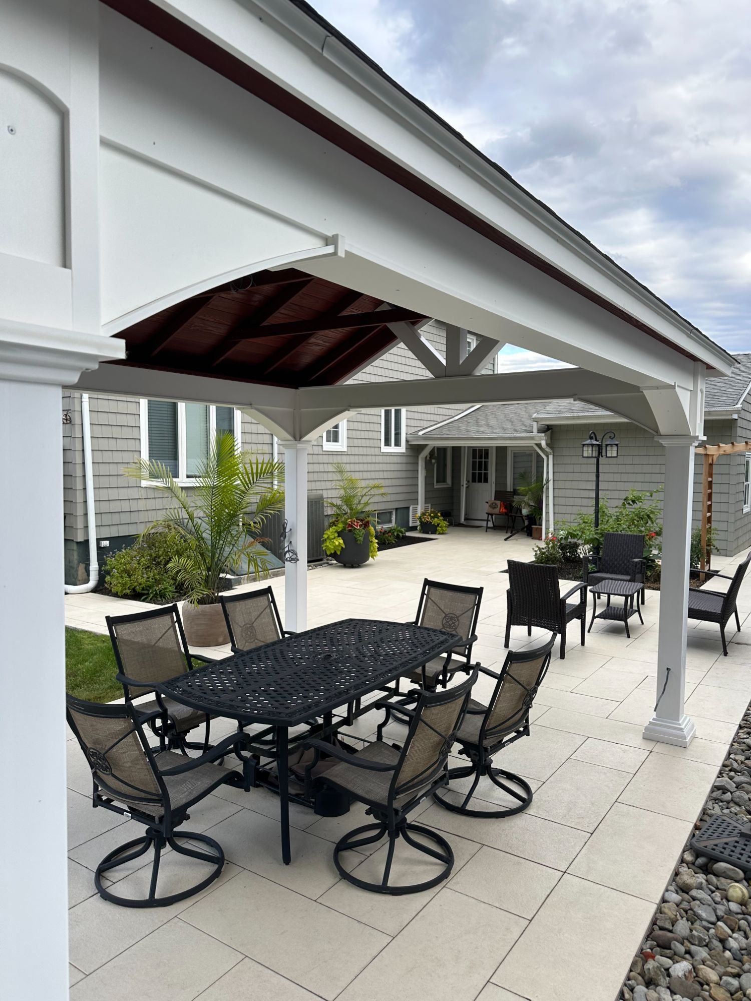 A custom outdoor kitchen with paver patio. - Green Nature Landscape Design