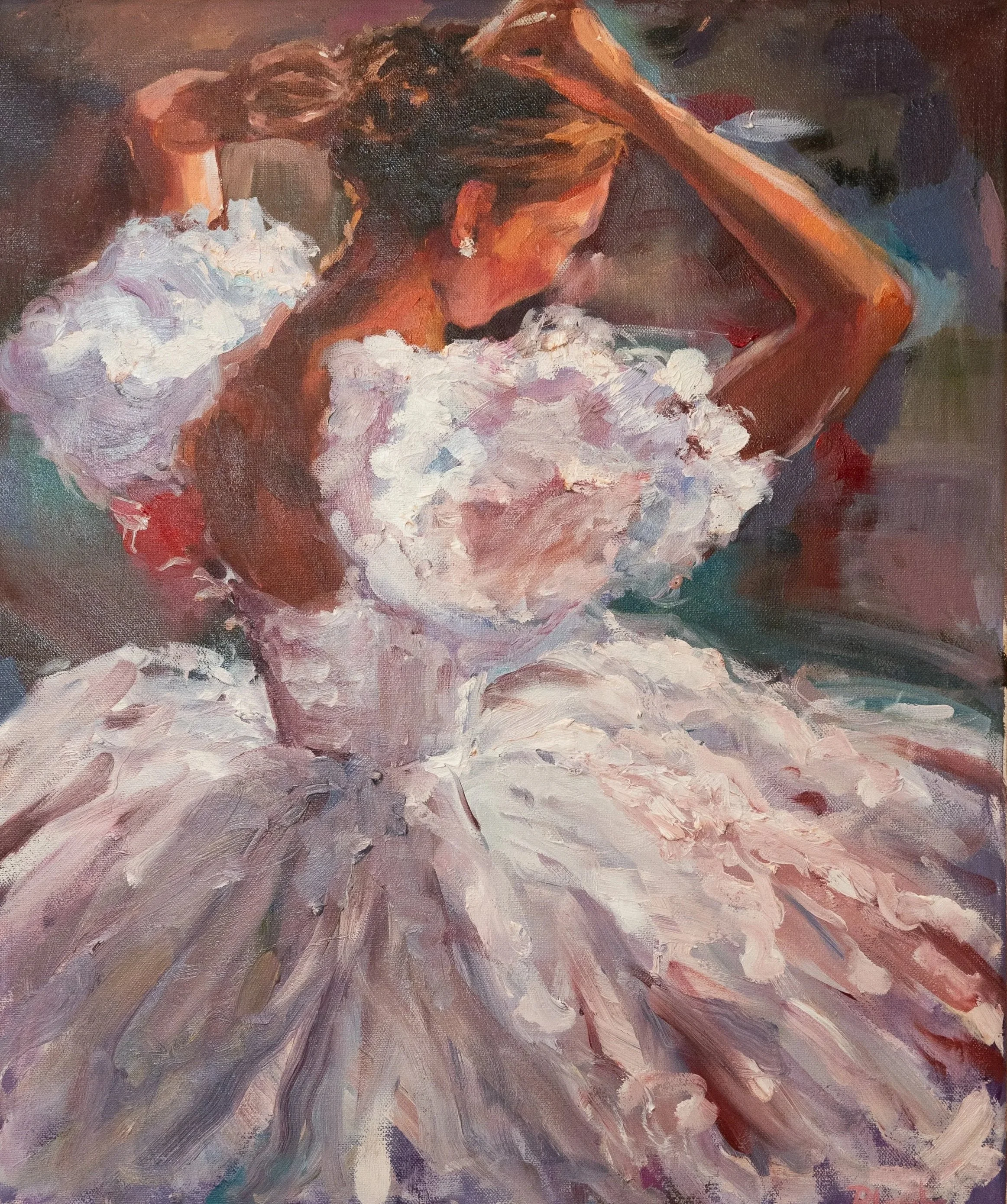 Una pintura impresionista de una mujer sentada, con el cabello amarrado, usando un vestido con falda llena, rodeada de flores blancas, en tonos cálidos y pinceladas sueltas.