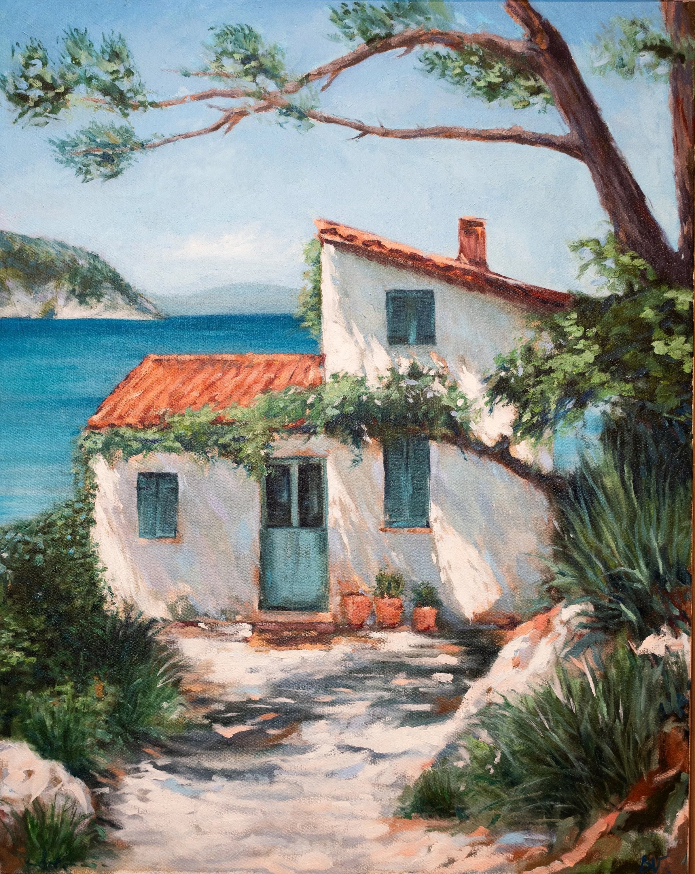 Pintura de una casa blanca con ventanas azules, techo de tejas rojas, rodeada de vegetación y árboles, con vista al mar en el fondo, en estilo impresionista.