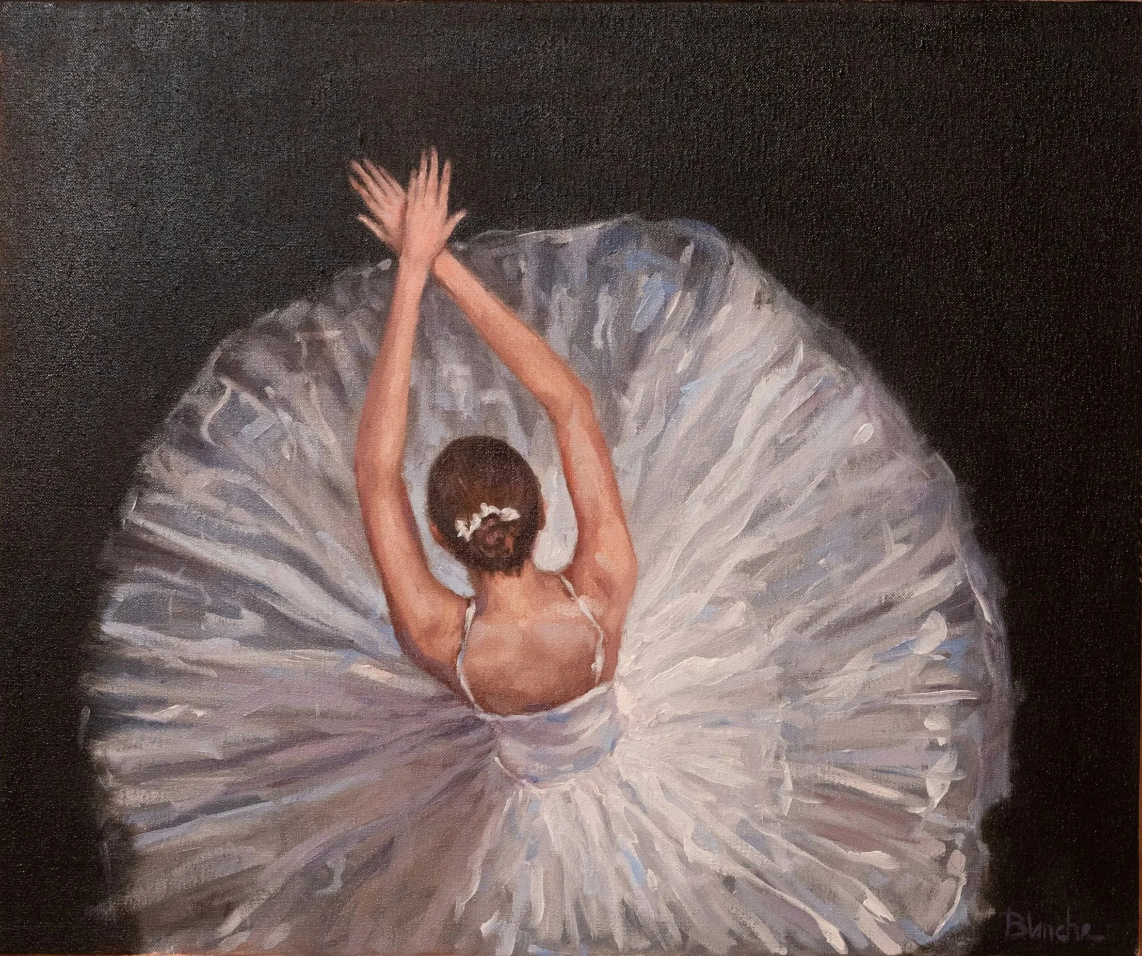 Bailarina en posición de capeo, vista desde arriba, con vestido gris y cabello recogido.