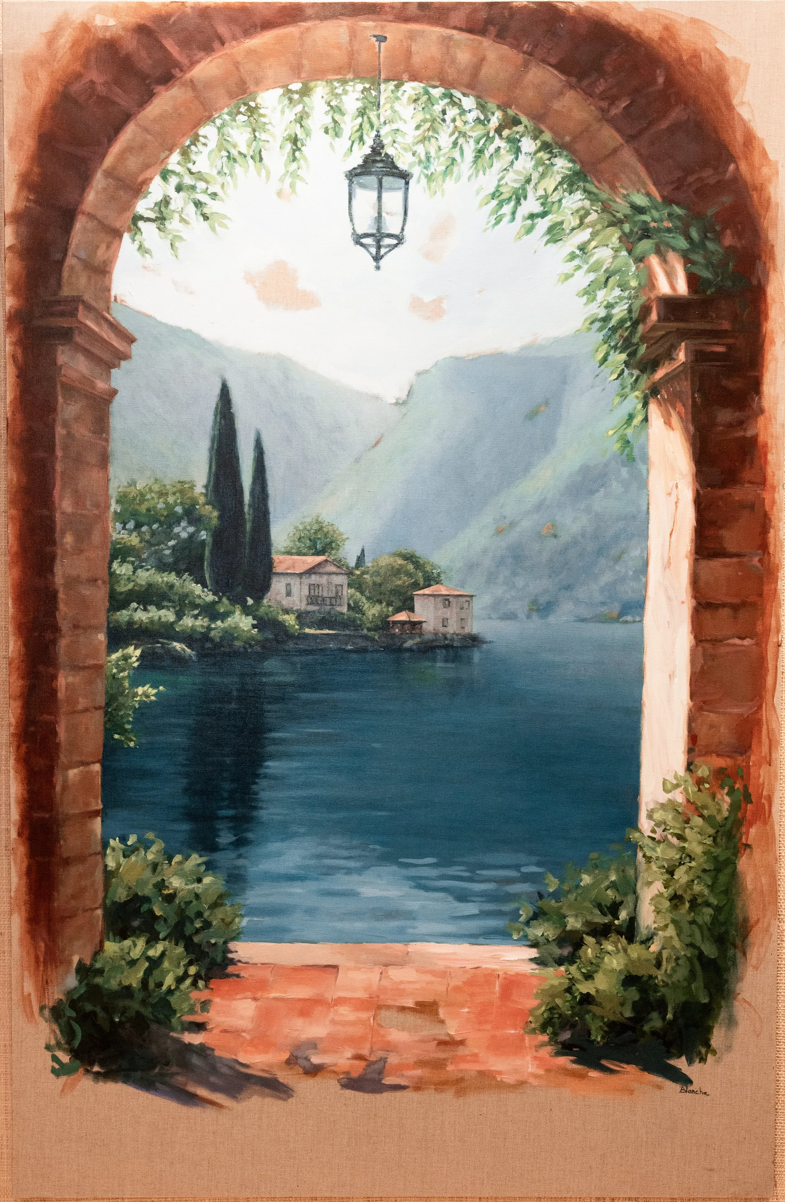 Cuadro de paisaje visto desde una ventana con arcos de ladrillo, árboles, montañas y agua, en estilo pintura al óleo.