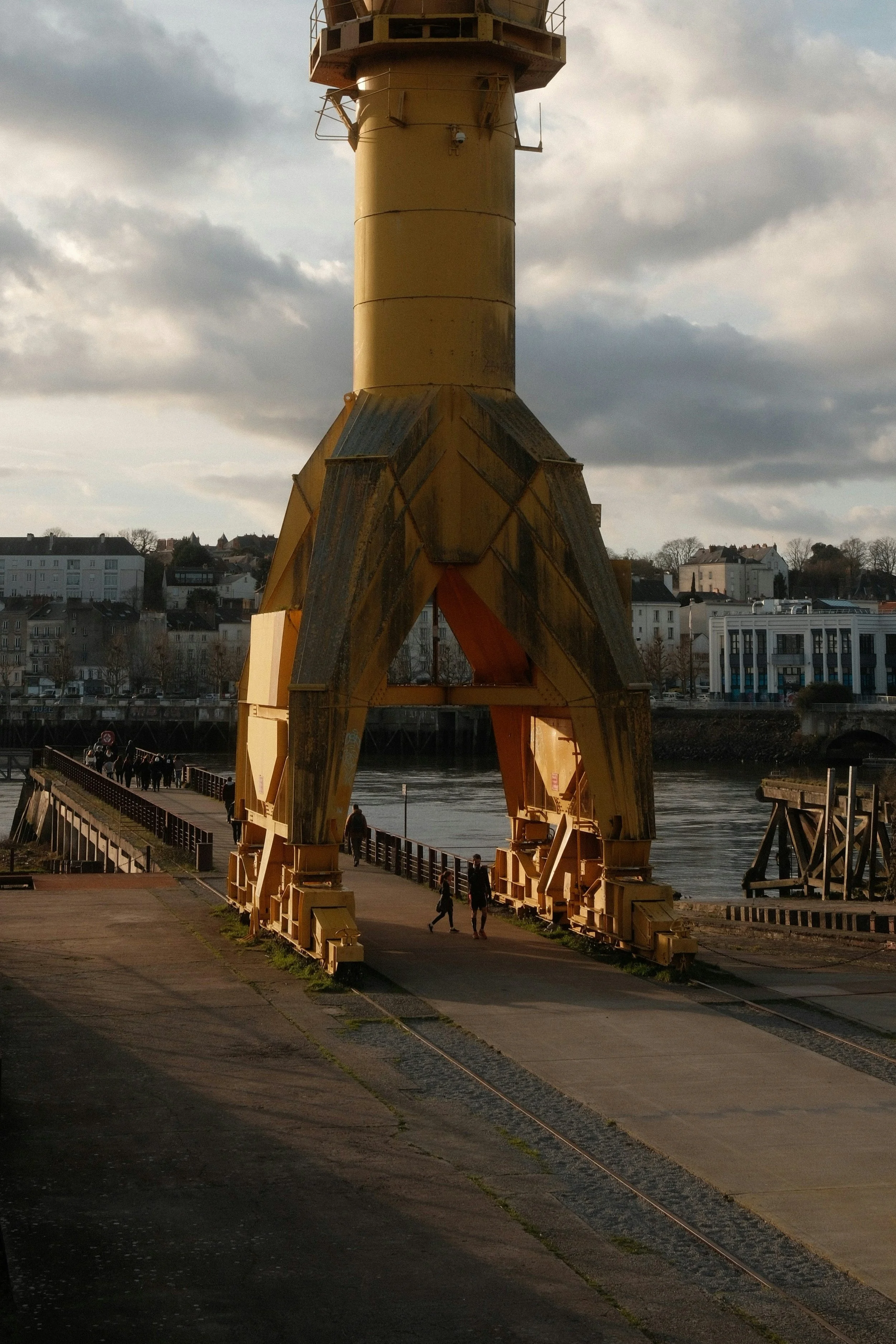 Photograph of yellow crane in Nantes by Antoine Pouligny
