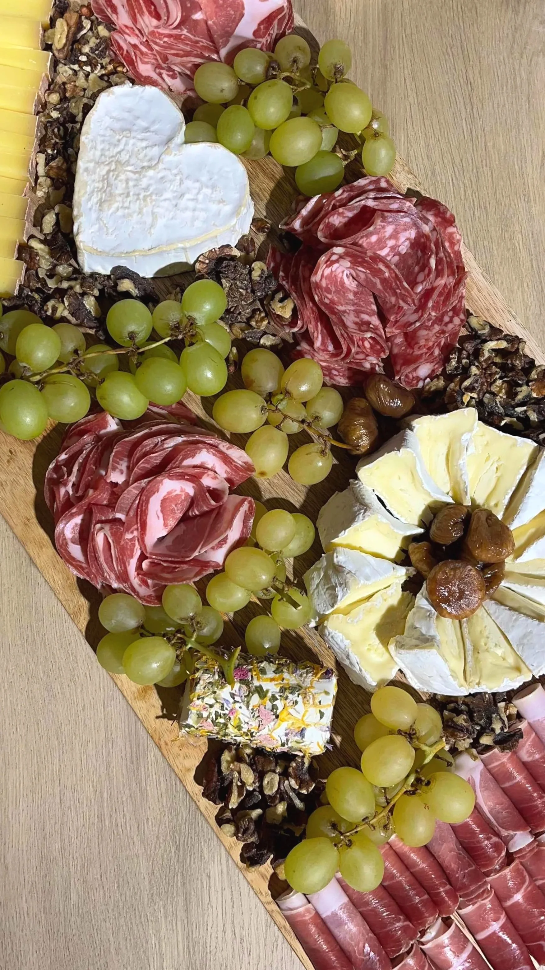 Plateau de charcuterie et fromage, traiteur,  Lieu à privatiser pour événement personnel ou professionnel à 1h de Paris à Vernon Giverny en Normandie. Ateliers de dégustations de vin.