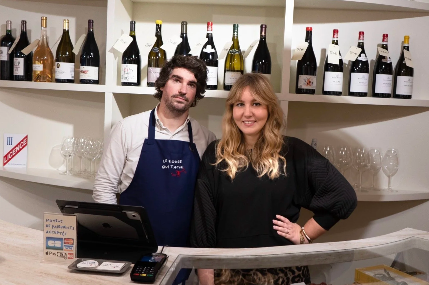 Les cavistes du magasin Le rouge qui tache Victoria Guilabert et Kévin Defarges, dans la ville de Vernon à côté de Giverny dans l'Eure en Normandie.