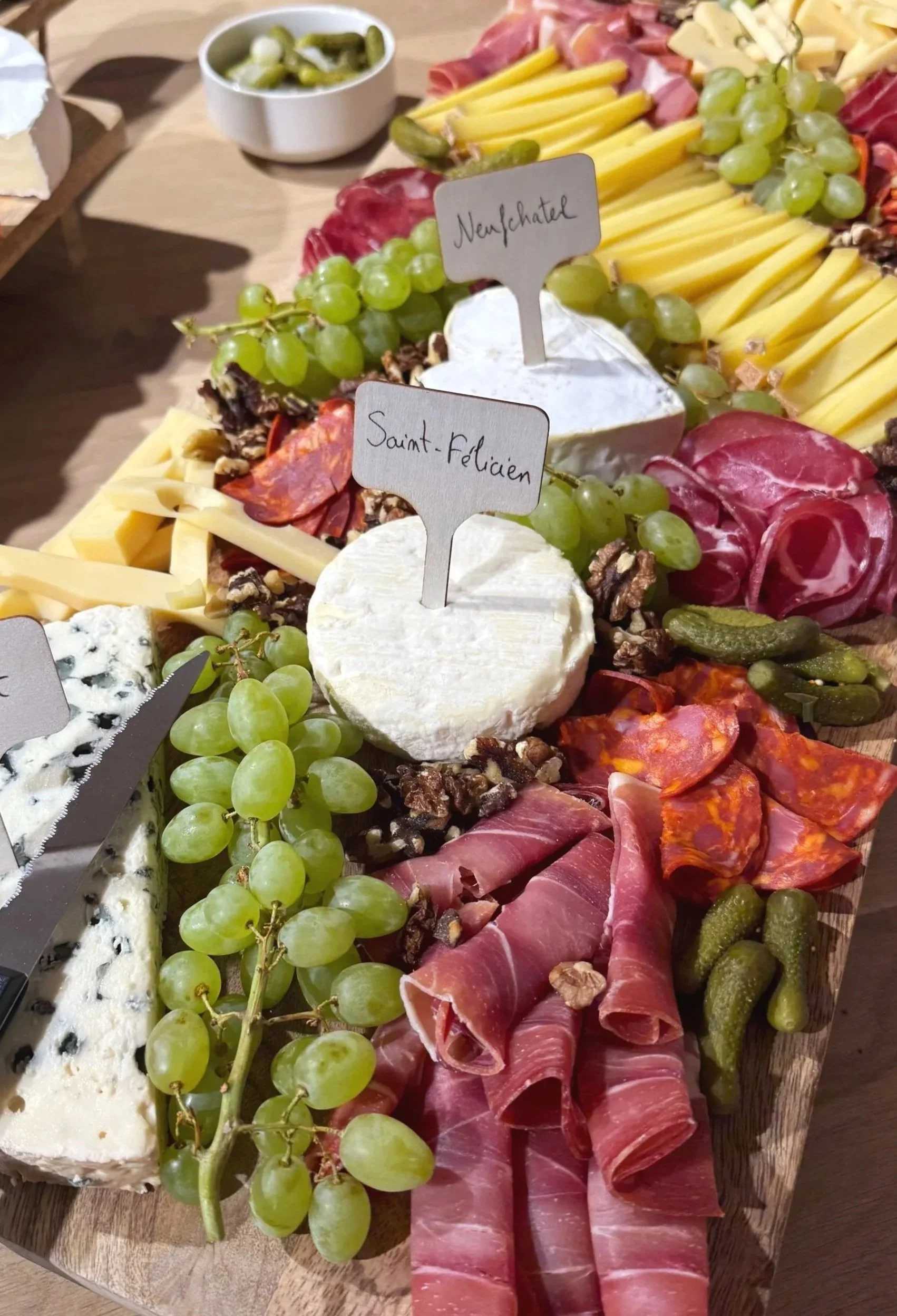 Plateau de charcuterie et fromage, traiteur,  Lieu à privatiser pour événement personnel ou professionnel à 1h de Paris à Vernon Giverny en Normandie. Ateliers de dégustations de vin.