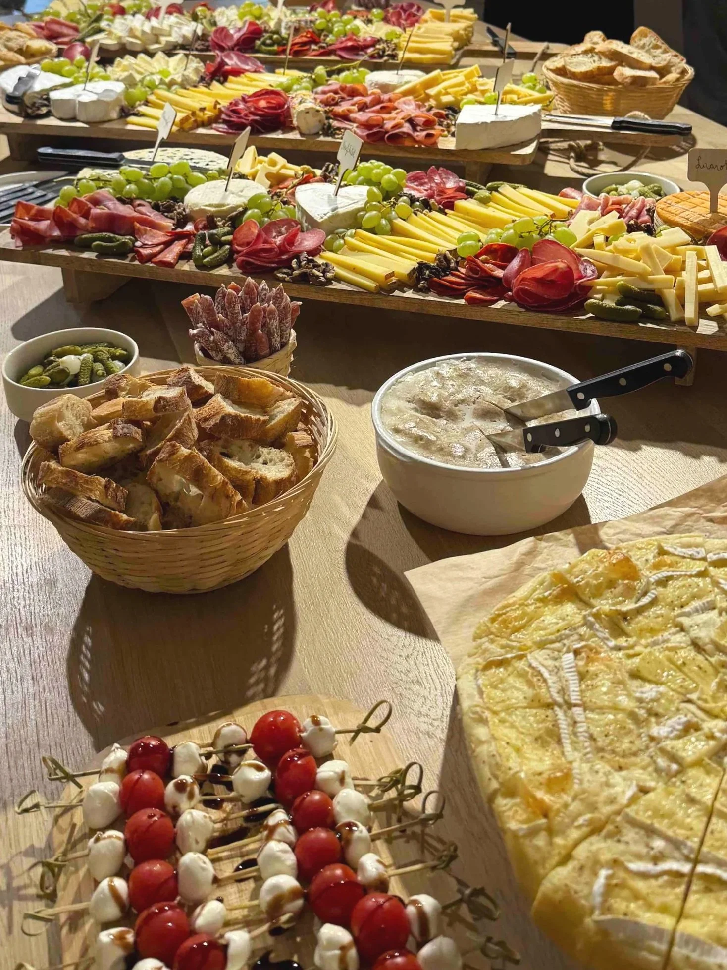 Plateau de charcuterie et fromage, traiteur,  Lieu à privatiser pour événement personnel ou professionnel à 1h de Paris à Vernon Giverny en Normandie. Ateliers de dégustations de vin.