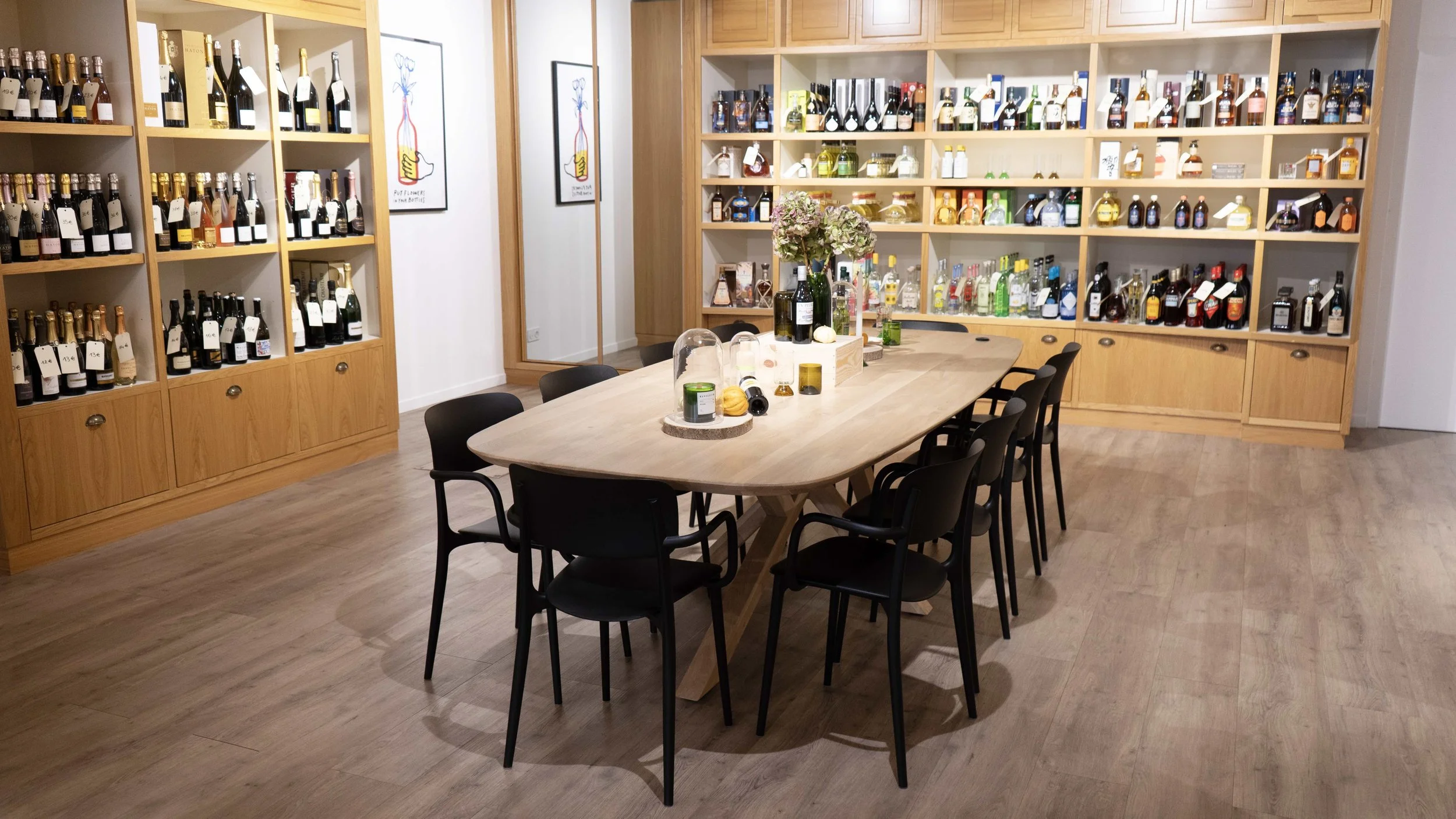 Une salle de dégustation ou de réunion avec une grande table. Lieu à privatiser pour événement personnel ou professionnel à 1h de Paris à Vernon Giverny en Normandie. Ateliers de dégustations de vin.