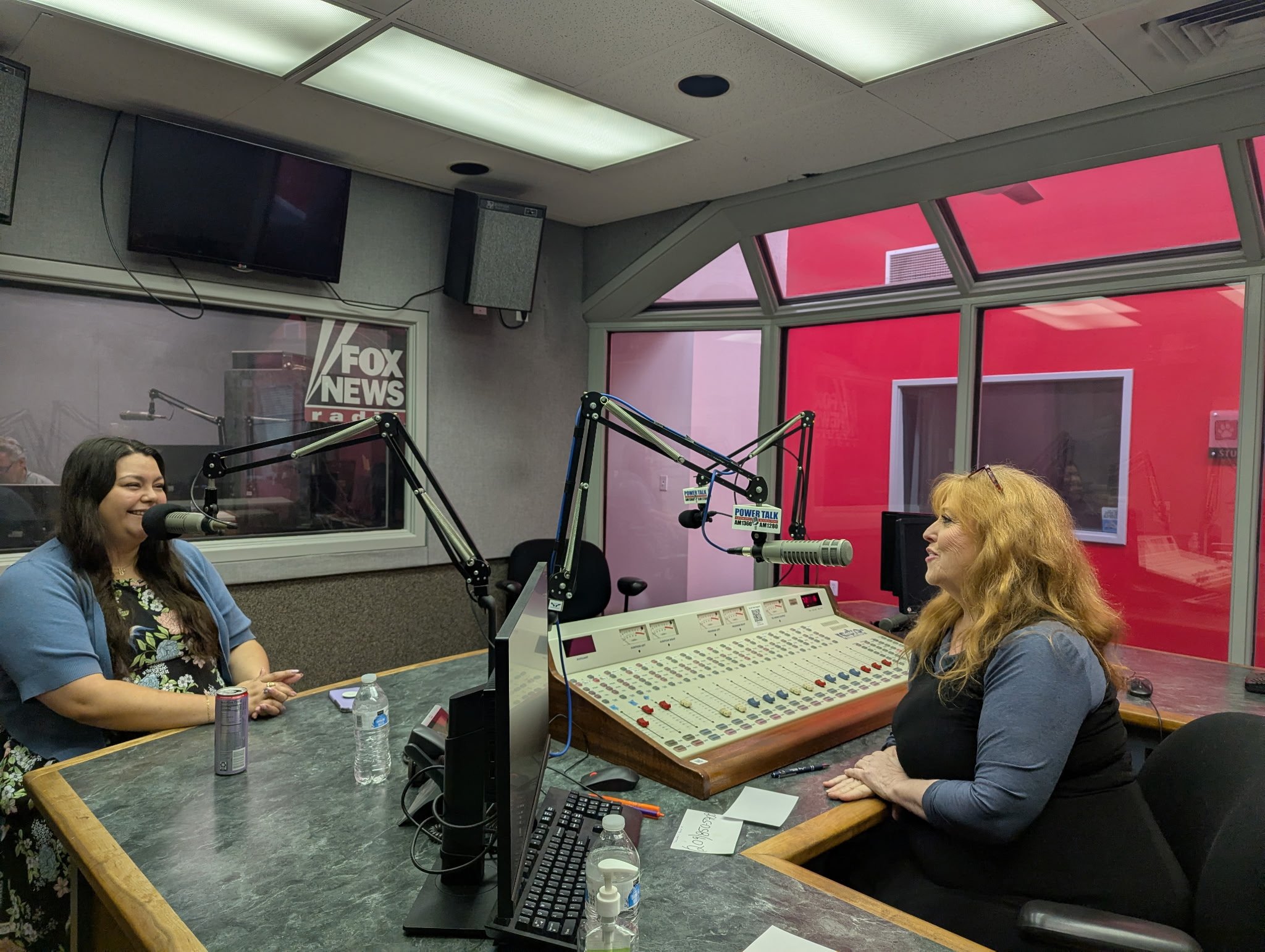 Jeanette and Nicole talking right before the show