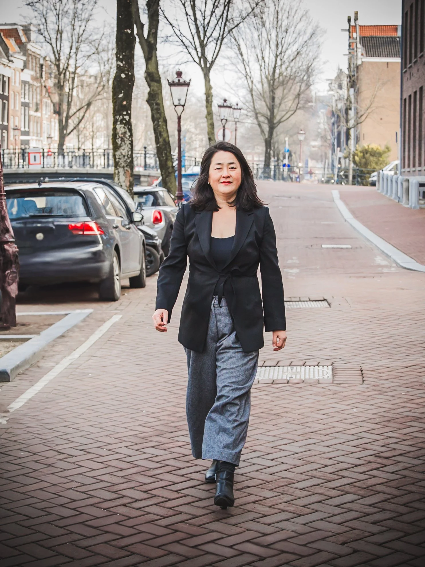 Eun-mi Postma loopt op de gracht van Amsterdam
