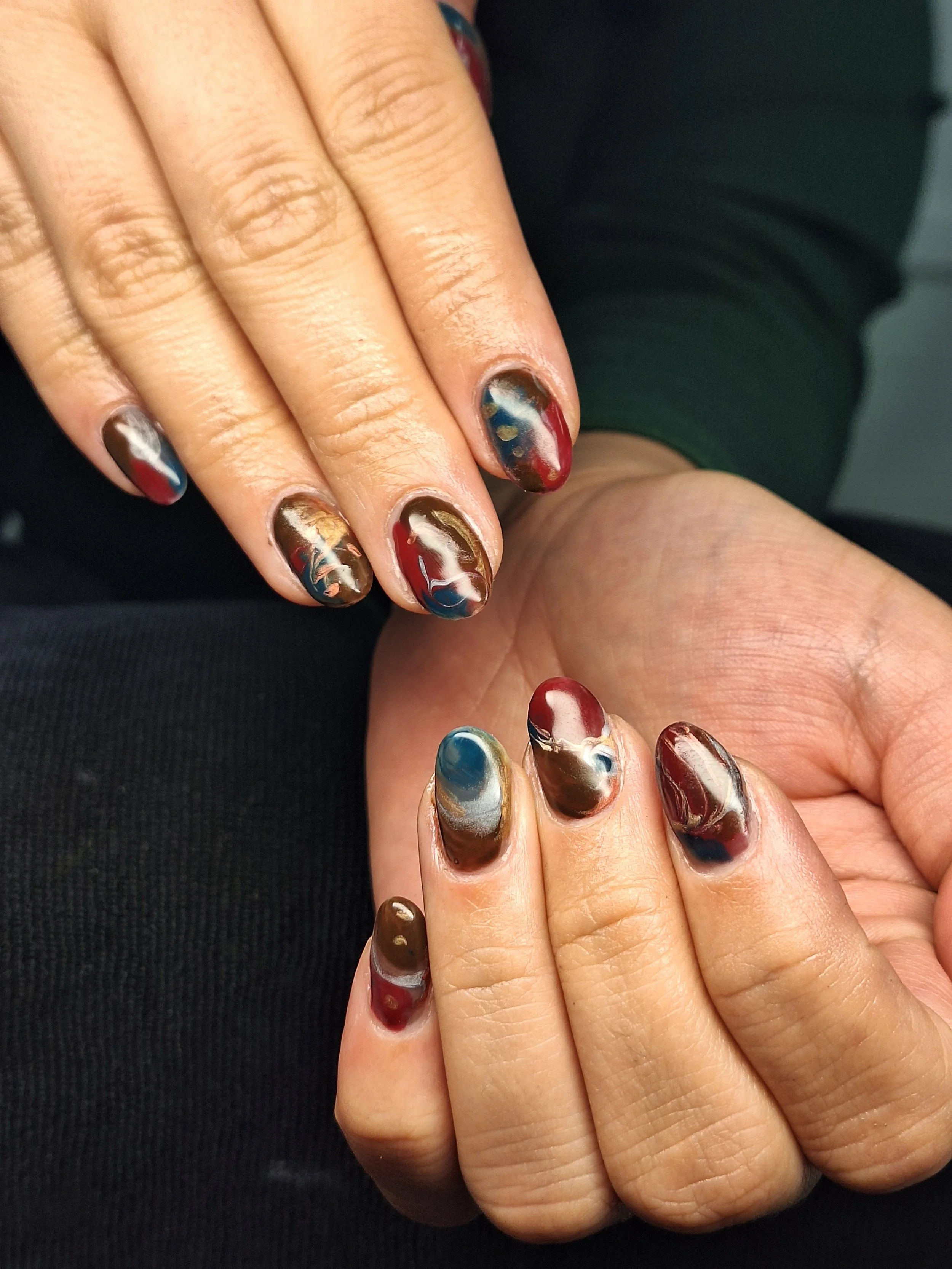 dark abstract blooming gel.nailphoto.jpg