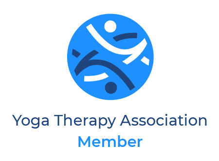 Logo von Blaues, rundes Logo von Yoga Therapie Association Member