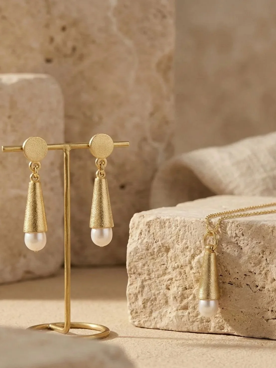 gold+pearl+earrings.jpg