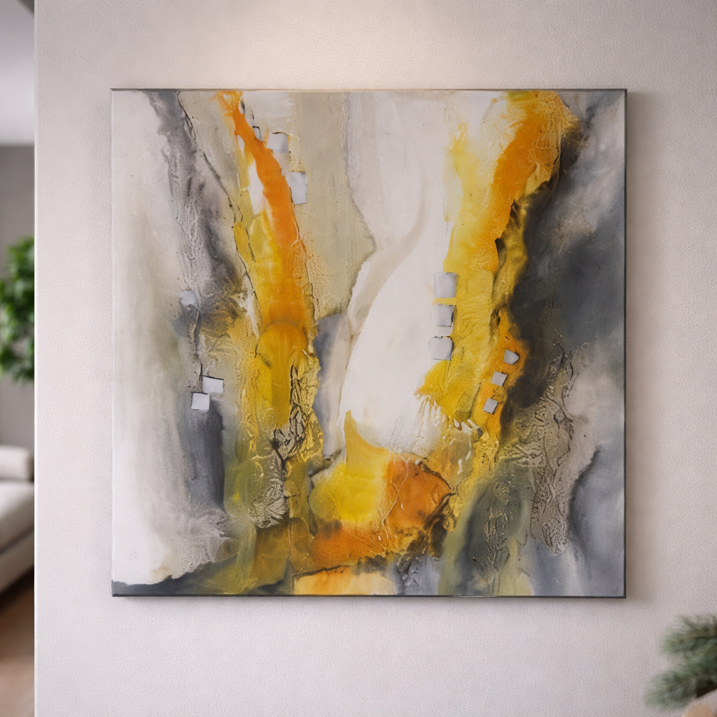 Abstraktes Gemälde mit gelben, orangefarbenen, weißen, schwarzen und grauen Farbtönen an einer weißen Wand