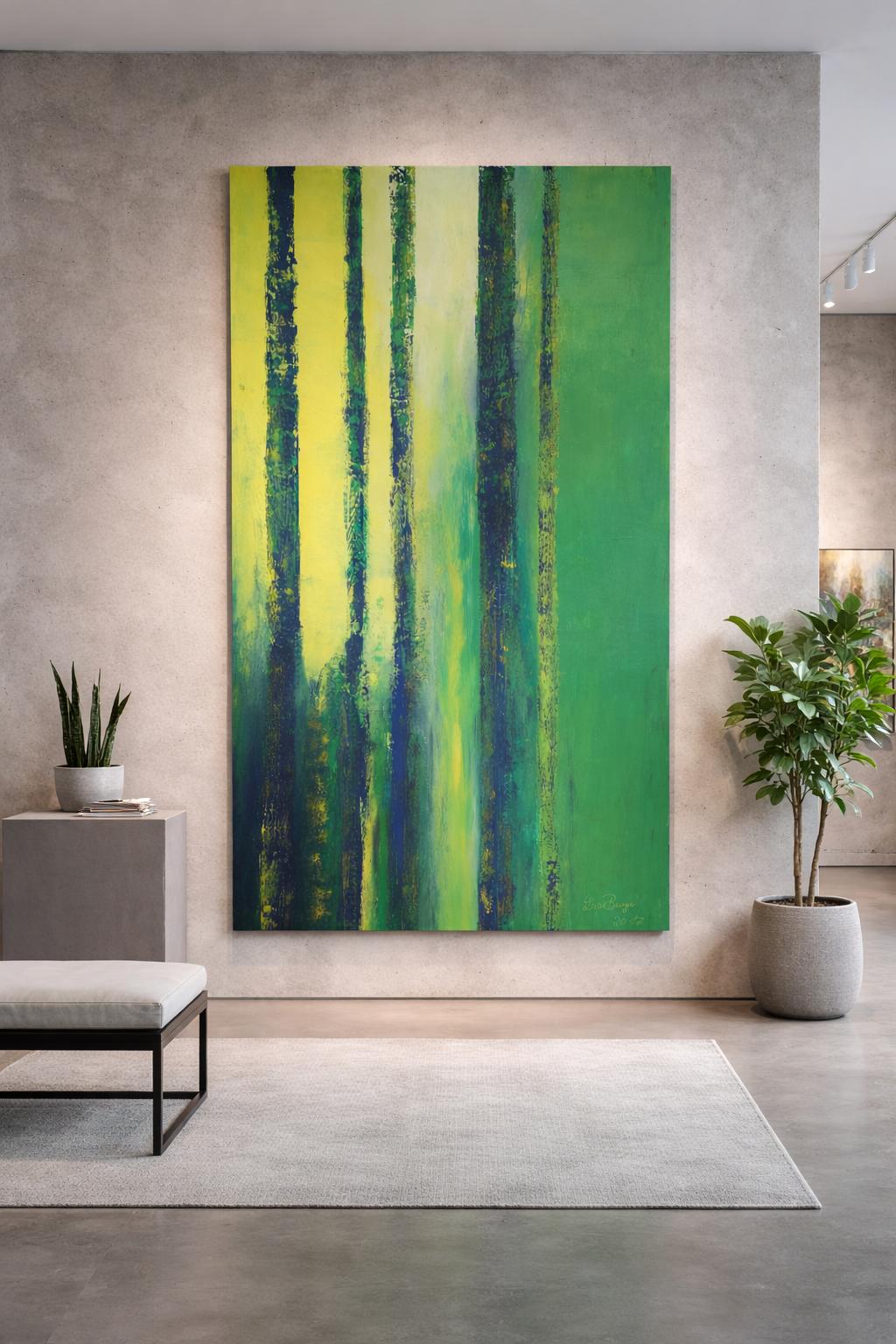 Ein modernes, abstraktes Gemälde in Grüntönen, das einen Wald oder eine Naturkulisse darstellt, hängt an einer Betonwand in einem stilvollen Wohnzimmer. Darunter befindet sich ein kleiner Sessel, und rechts steht eine Topfpflanze.