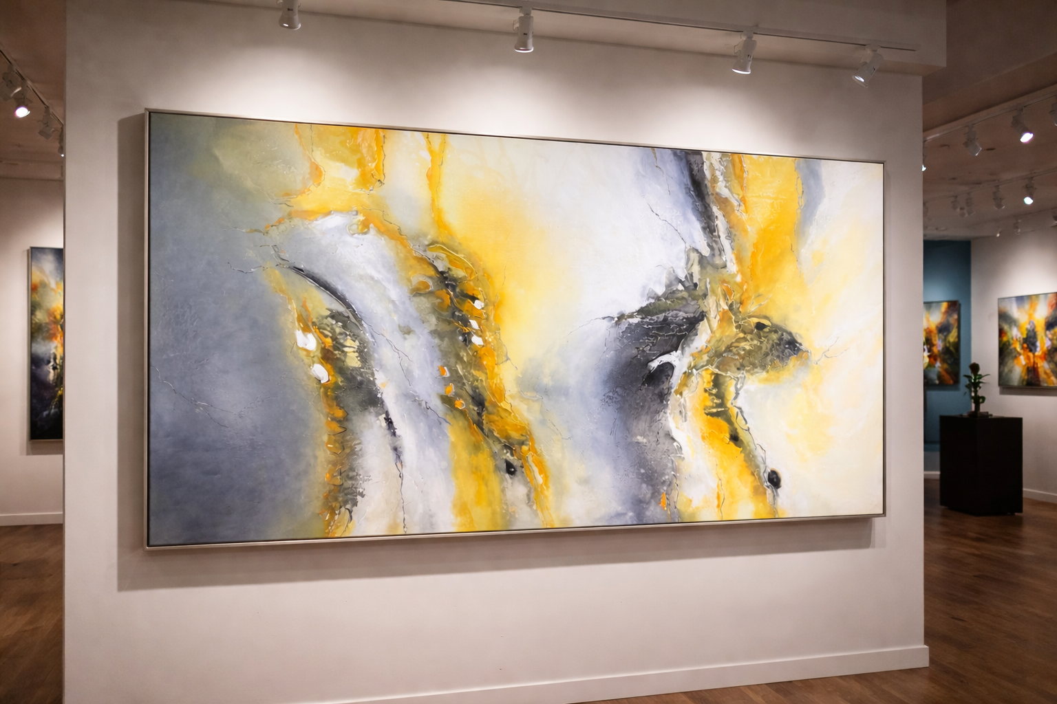 Abstraktes Gemälde in einem Kunstmuseum mit gelben, weißen, schwarzen und grauen Farbtönen.