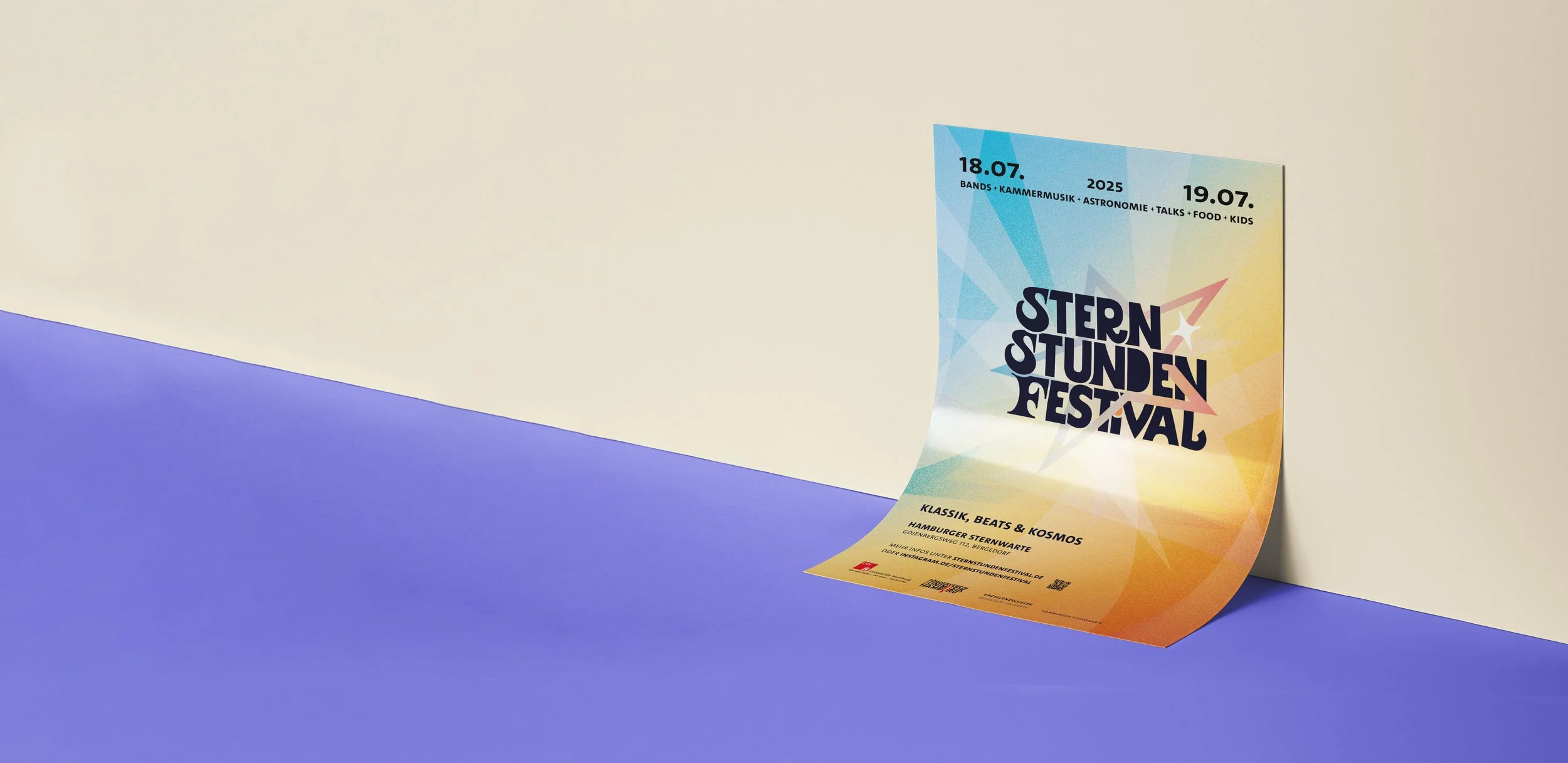 Glossy-Paper-Branding-Scene-Mockup Kopie.jpg