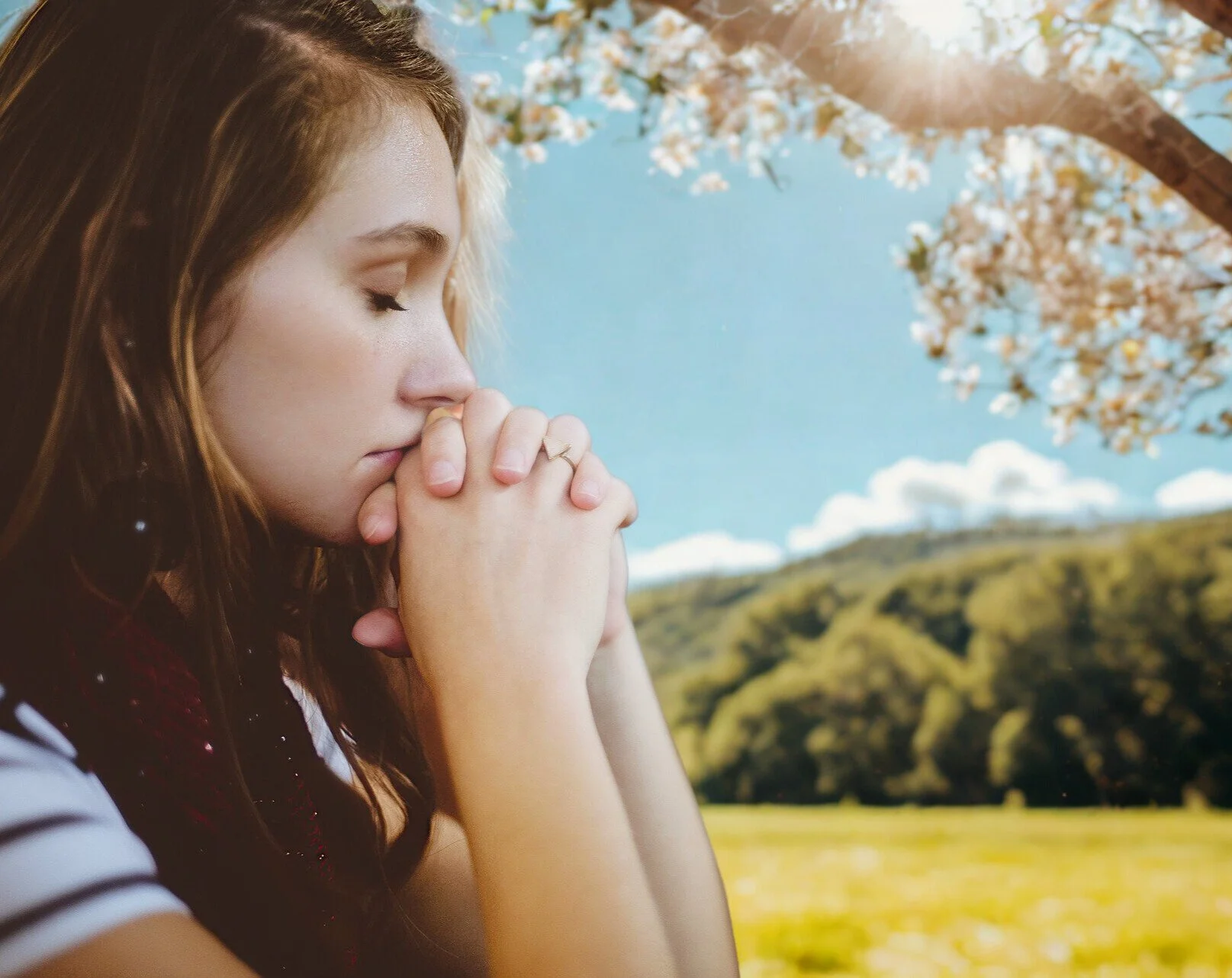 Femeie în rugăciune/ meditație și reflecție interioară — ghidare și coaching transformațional cu Roxana Colțea