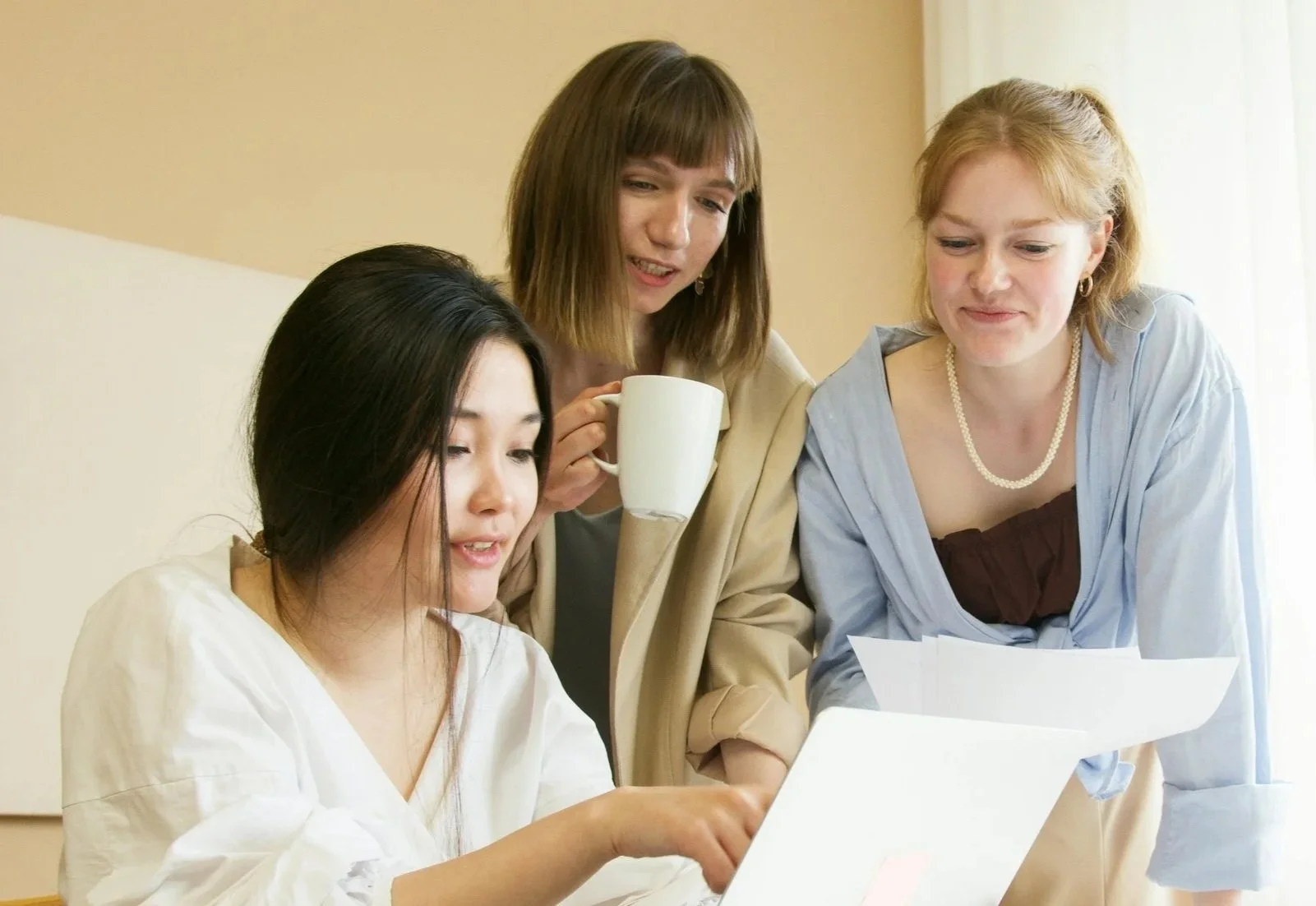Femei în sesiune de grup și atelier de coaching - cu Roxana Colțea