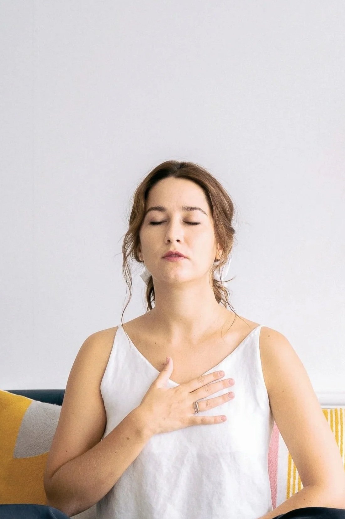 Femeie ce respira în liniște - Roxana Colțea, coach/ghid transformațional și trainer de feminitate
