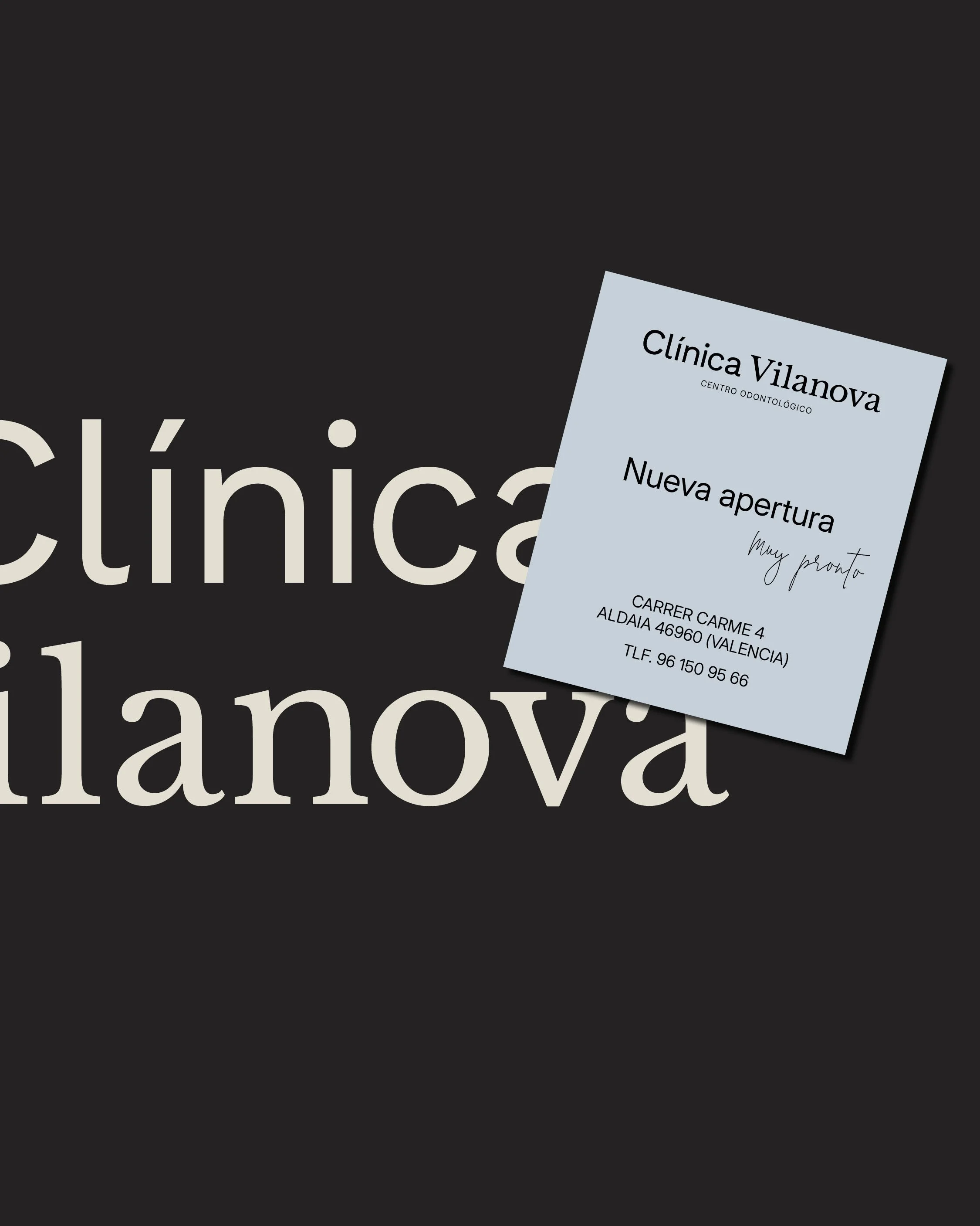 Fondo negro con la palabra «Clínica Vilanova» en letras blancas grandes y, superpuesta, una tarjeta de cita de color azul claro que muestra los datos de contacto de Clínica Vilanova en Valencia, España.