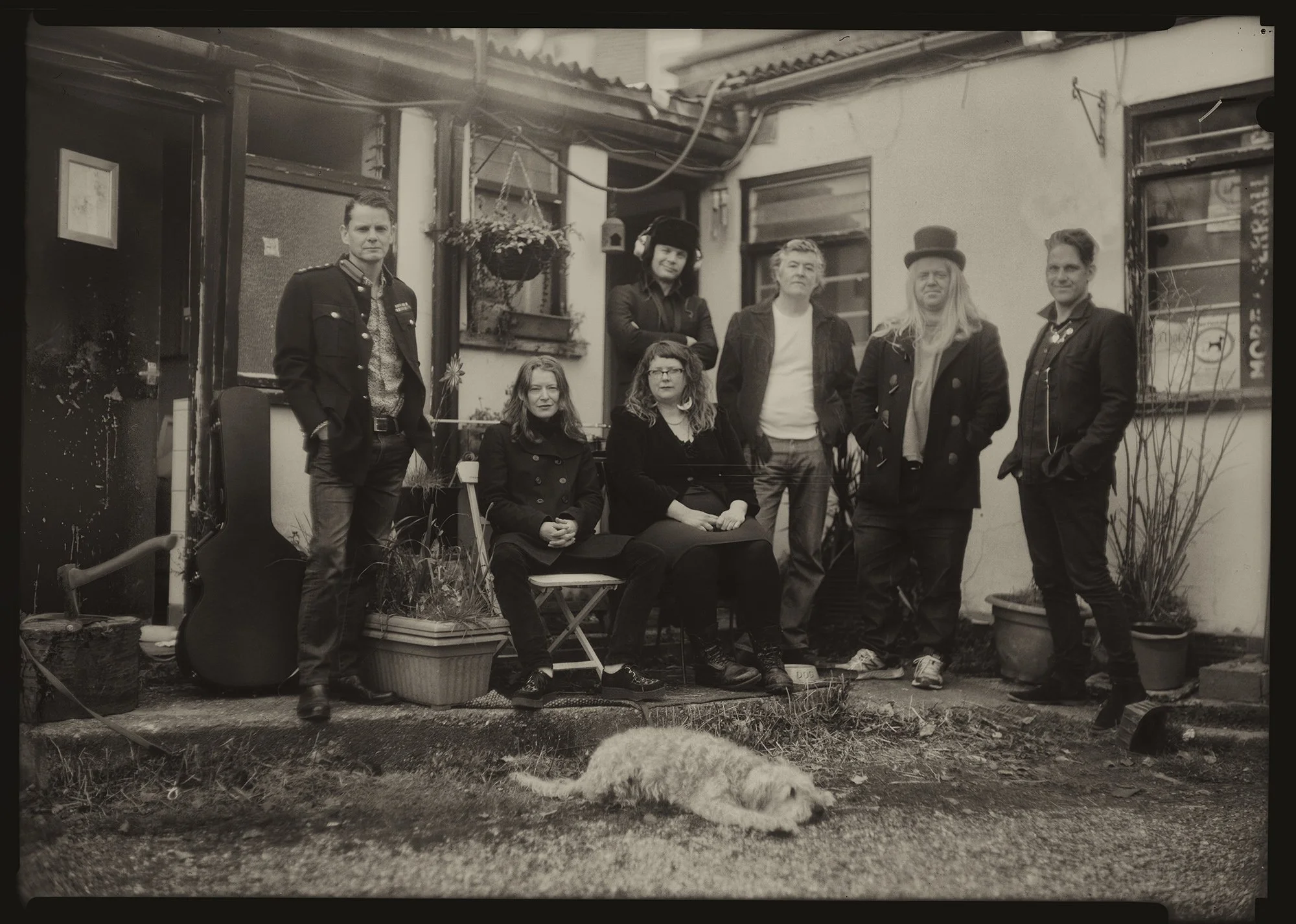 Moine Dubh Group Shot Studio.jpg