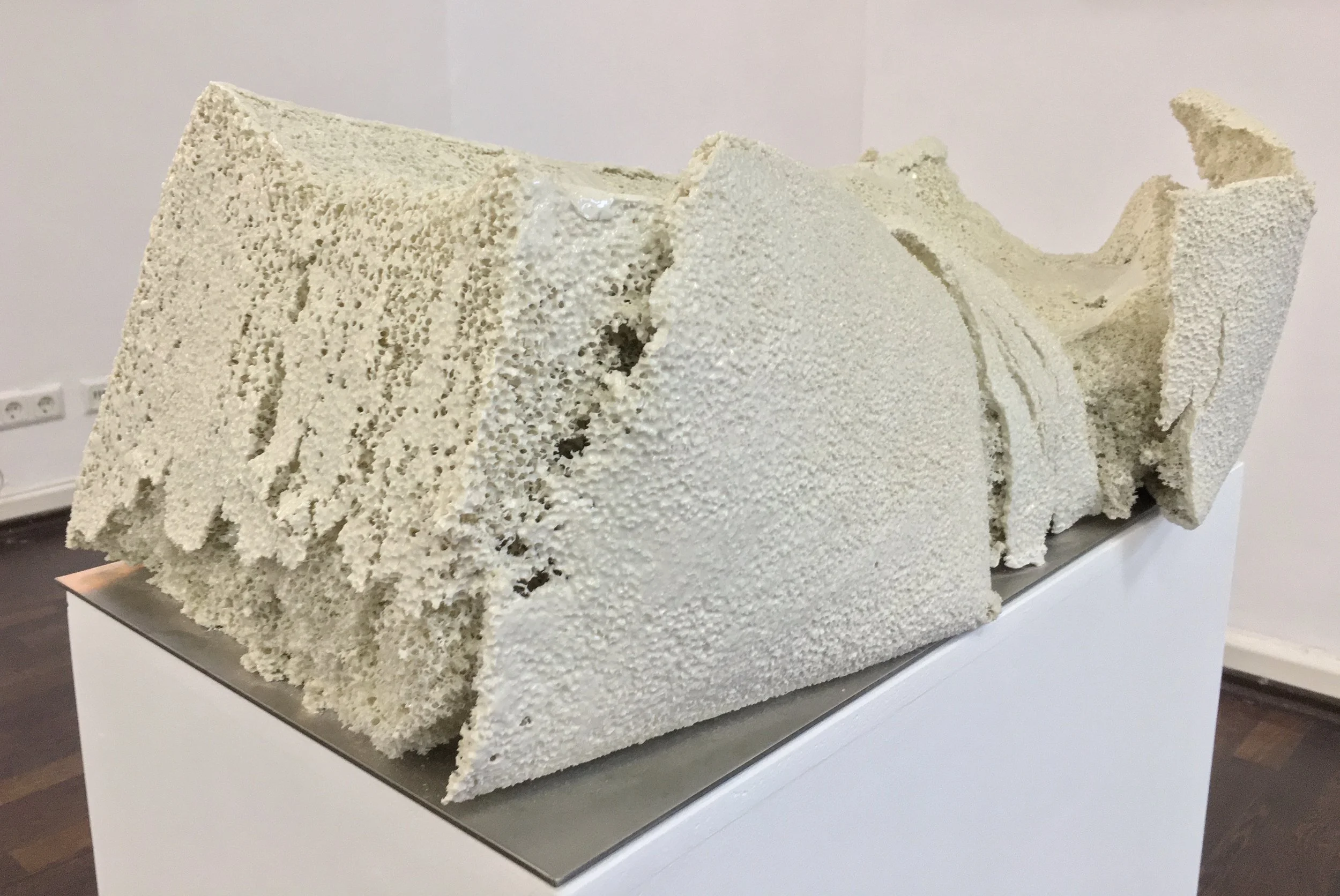 Sylvia Henze, ZEIT | EN - Skulptur I, 2001  Porzellanskulptur (Unikat)  Maße 60 x 40 x 23,5 cm