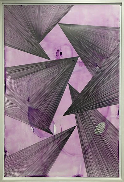 Abstrakte Grafitzeichnung von Simon Halfmeyer, in der sich Linien zu unterschiedlich ausgerichteten Dreiecksformationen verdichten, weiß gerahmt vor violettem Aquarell.