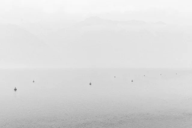 Olaf Kreinsen, Lago Silenzioso 87, 2012 - Foto Diasec oder Hanemühle Fine Art, s/w: Bojen auf dem Gardasee