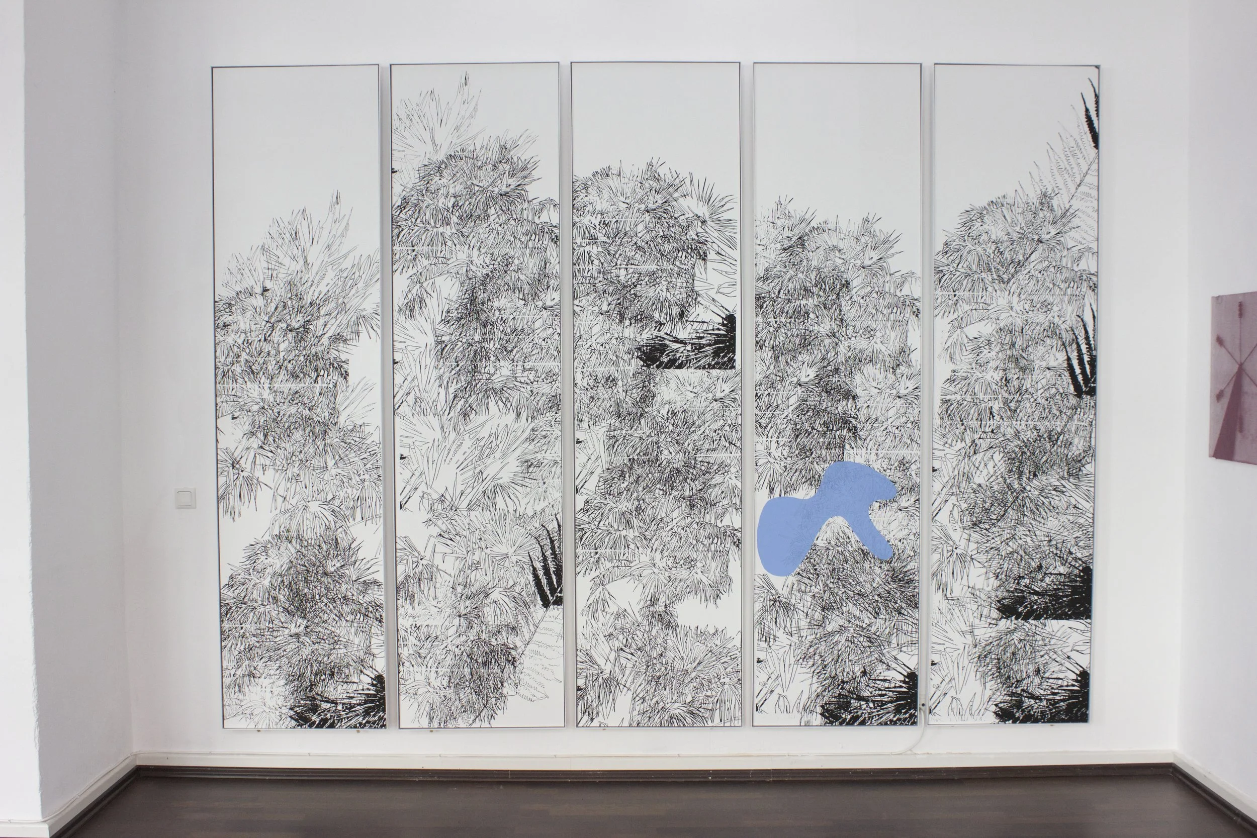 Simon Halfmeyer, Wallpaper Hamburg (6), 2016  Siebdruck auf Tapetenbahn, montiert und gerahmt - nebeneinandermontierte Papierbahnen, die sich wandfüllend zu einer handgezeichneten Tapete verbinden mit einer künstlichen Wildnis aus Pflanzenelementen