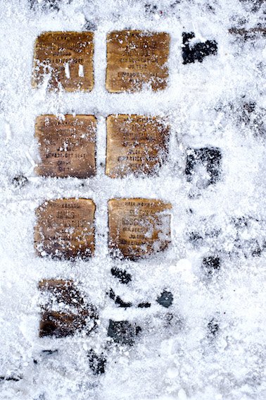 Amos Schliack, Stolpersteine, Rutschbahn 25 - Fotografie der Stolpersteine nach einem Schneefall. 