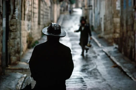 Amos Schliack, Rain, Mea Shearim, Jerusalem, GEO Magazin 1978 Fotografie: Regen in einer Gasse in Mea Shearim in Jerusalem