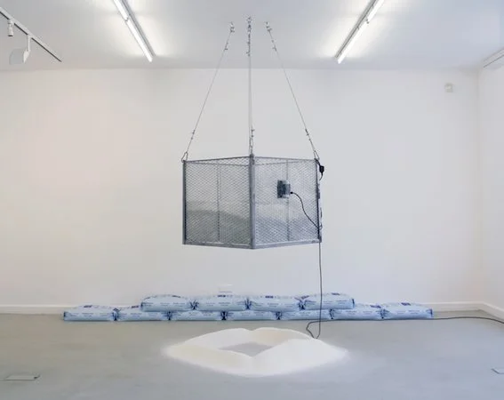 Goldfall, 2020 Interaktive Soundinstallation Zucker, Metall, externer Schwingungserzeuger und Bewegungssensor