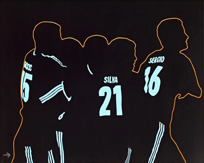 Ari Goldmann, Weltmeister, 2013, Öl auf Leinwand - eine im orangenen Umriß vor schwarzem Hintergrund sich abzeichnend Gruppe von Fußballspielern mit weißen Trikotnummer und -streifen, die dynamisch nach rechts strebt