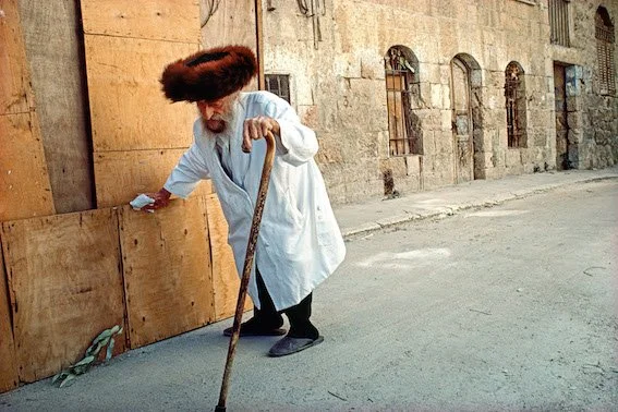 Amos Schliack, Kittel, Yom Kippur, Mea Shearim, Jerusalem, GEO Magazin 1978 Fotografie: Ein alter Mann in traditionellem Kittel stützt sich auf einen Stock