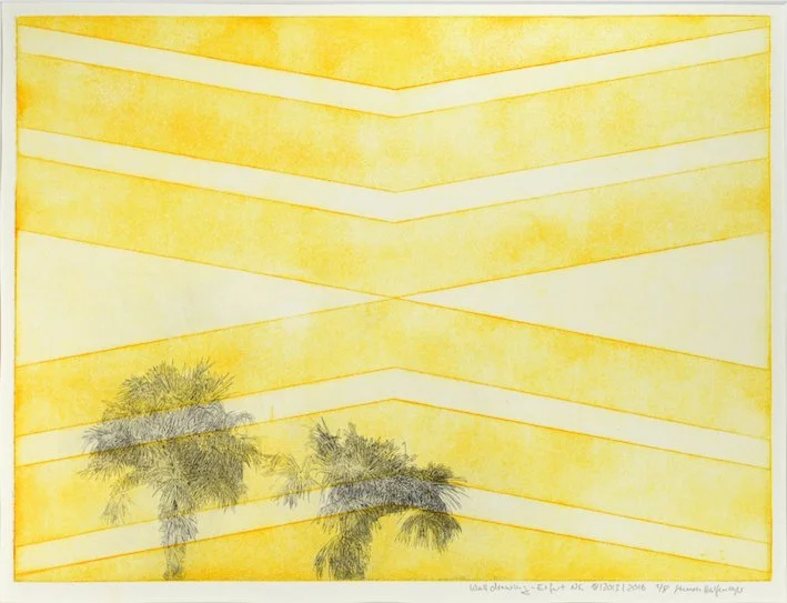 Das Bild zeigt die Radierung Walldrawing 18, Erfurt von Simon Halfmeyer, nach seiner Wandzeichnung in Erfurt 2013, die Palmenelementen mit gelben geometrisch von oben und unten aufeinander spitz zulaufenden Streifen verbindet