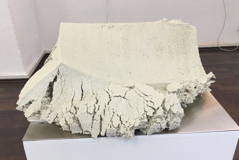 Sylvia Henze, ZEIT | EN - Skulptur II, 2001 - ein Porzellanquader mit Schwammstruktur, der im Brennprozess in sich zusammengefallen ist