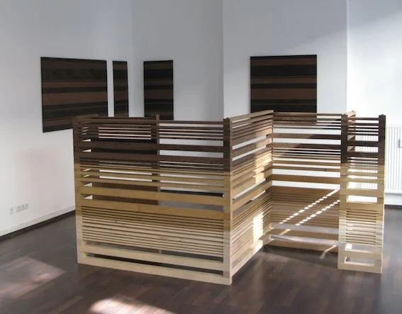 Helga Weihs  7 WÄNDE 2005/8 420 x 145 x 120 cm, variabel Wenge/Eiche/Ahorn/Stahl