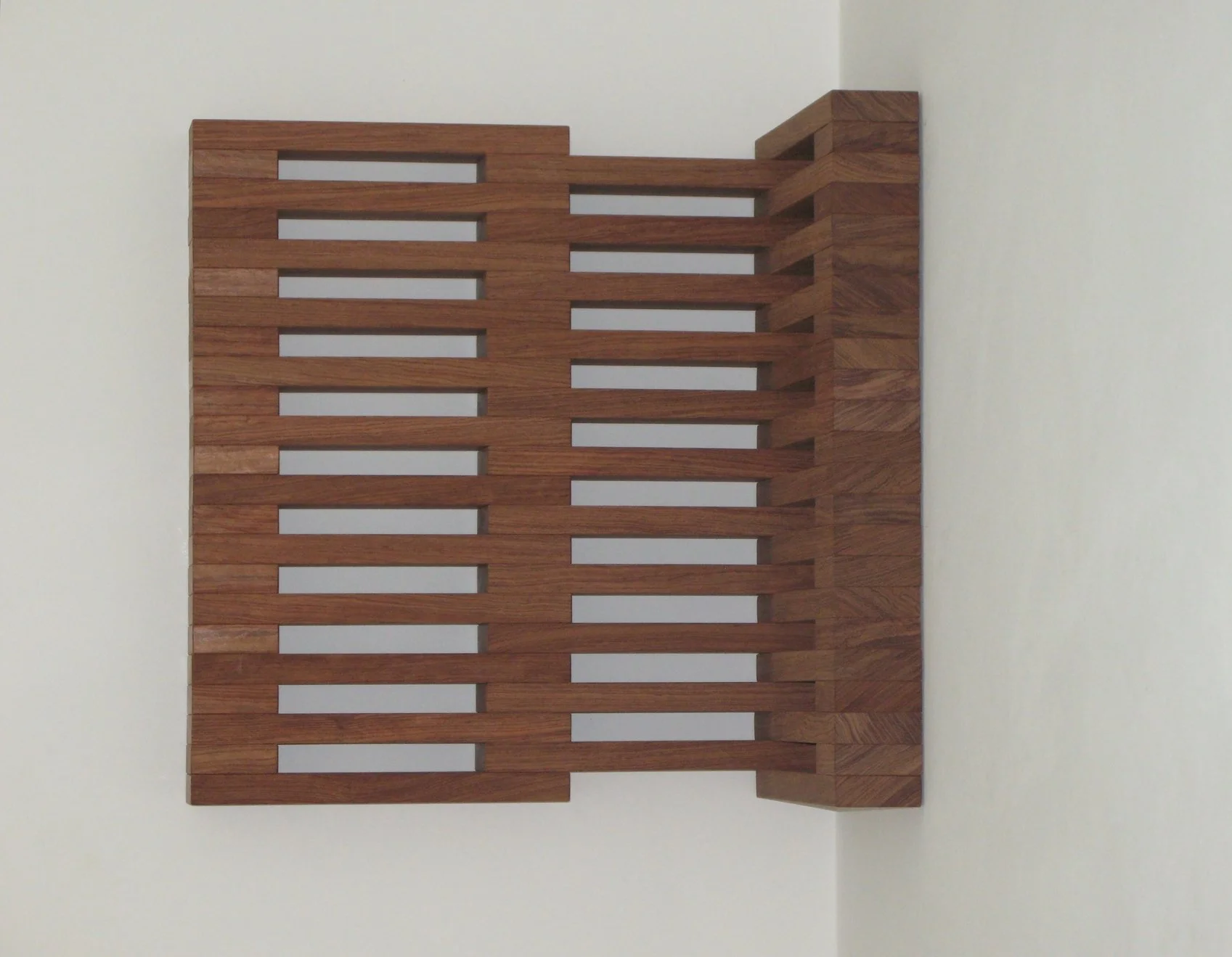 Helga Weihs, WO-6-2010 74 x 52 x 6,5 cm variabel Bubinga, Stahl, geschraubt - variabel in Ecksituationen einfügbare Anordnung von horizontal angeorndeten geschichteten Holzelementen aus rötlichem Holz