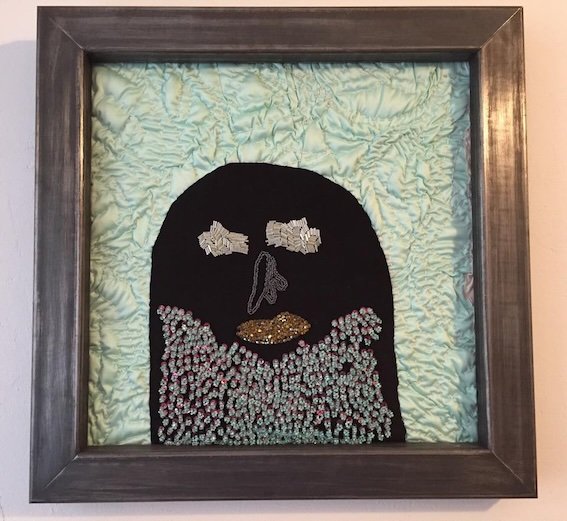 Hiba Alansari  Despoten der Gegenwart / Despots of Presence, 2018  Stoff, Perlen, Metallrahmen / garment, pearls, metal frame  50 x 50 cm