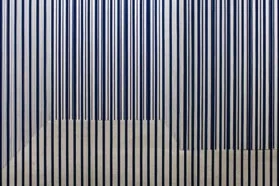 Helga Weihs, FILM (Multiple) MATERIE RAUM, 2008 DVD Filmloop - die über eine Glasvitirine gleichmäßig gezogenen vertikalen blauen Klebebändern werden in der Bewegung um die Vitrine herum gefilmt. Die sich dadurch verschiebenden Streifen flirren.