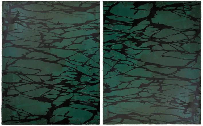 Simon Halfmeyer, green structure (Diptychon), 2015  Öl auf Holz Tafeldiptychon: Abstraktes Pflanzenmuster, das aus einer dunkelgrünen Oberfläche herausgearbeitet wurde