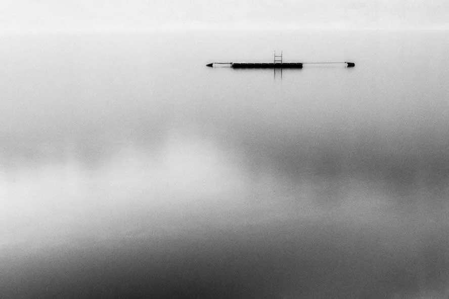 Lago Silenzioso No. 52, 2012 Foto auf Diasec oder Hahnemühle Fine Art, s/w - ein Badesteg am Gardasee