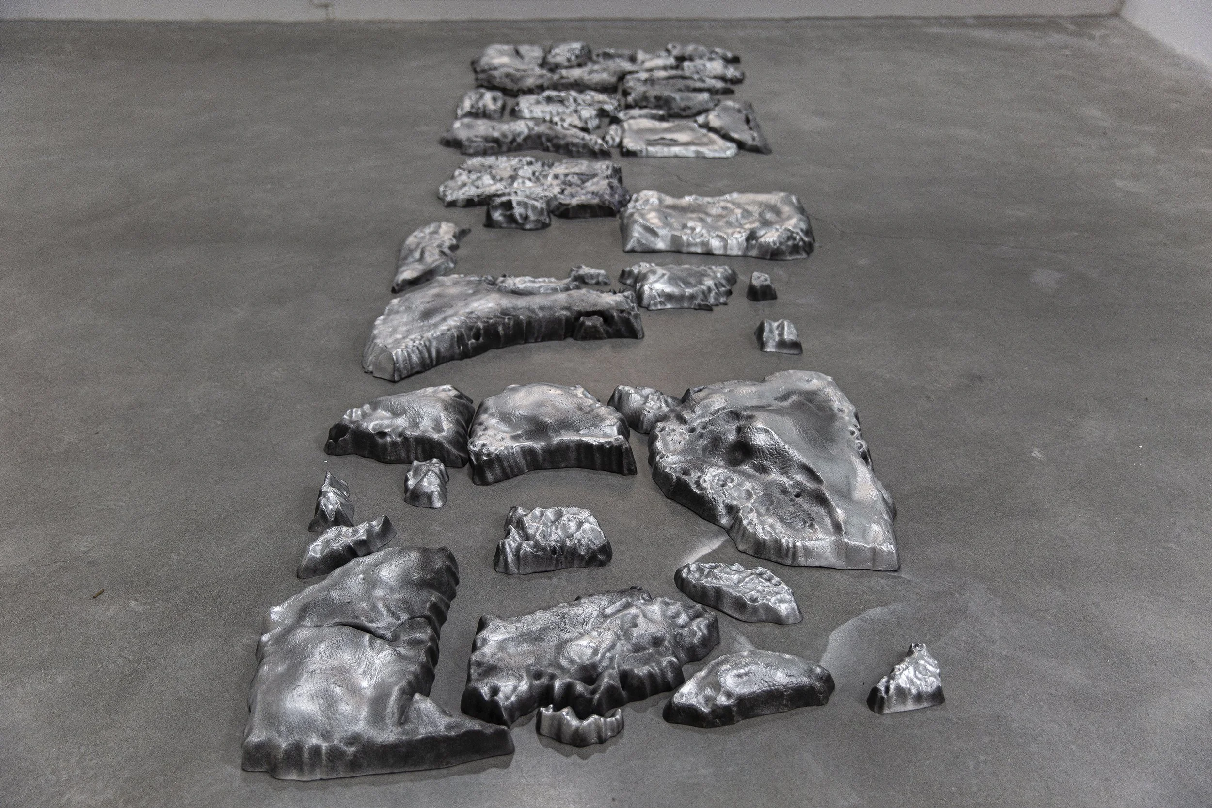 DESIREE DING 痕迹 vestige, 2020, 325×125 cm, aluminum cast
