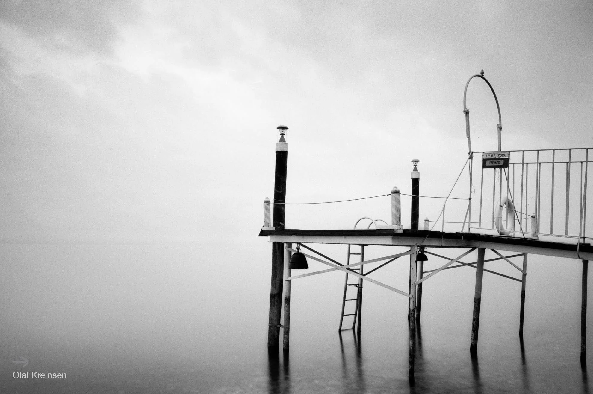 Lago Silenzioso No. 24, 2012 Foto auf Diasec oder Hahnemühle Fine Art, s/w - ein Badesteg am Gardasee