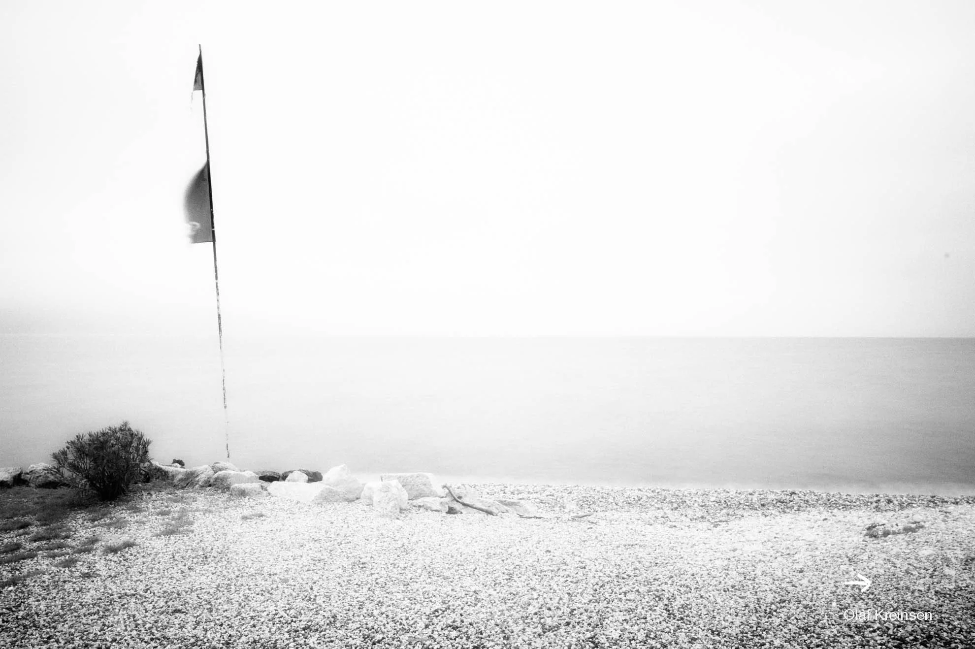 Lago Silenzioso No. 126, 2012 - Foto Diasec oder Hanemühle Fine Art,  Fahne am Strand des Gardasees