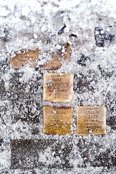 Amos Schliack, Stolpersteine, Rutschbahn 15 - Fotografie der Stolpersteine nach einem Schneefall