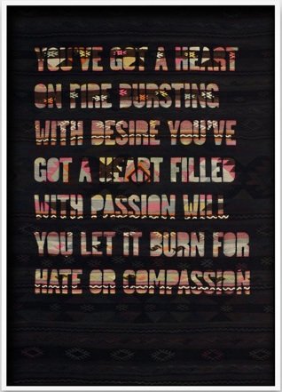 Selma Alaçam, You've Got a Heart, heartstrings II, Kelim und Sprühlack: Die Buchstaben des Musiktextes lassen das Kelimmuster durch den schwarzen Hintergrund durchscheinen